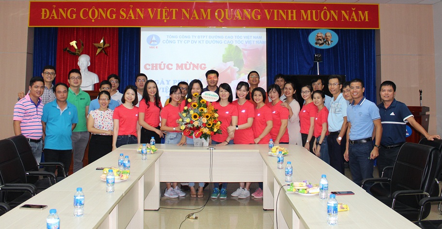 Lãnh đạo công ty VEC E chúc mừng nữ CBCNV Công ty nhân ngày  Phụ nữ Việt Nam 20/10